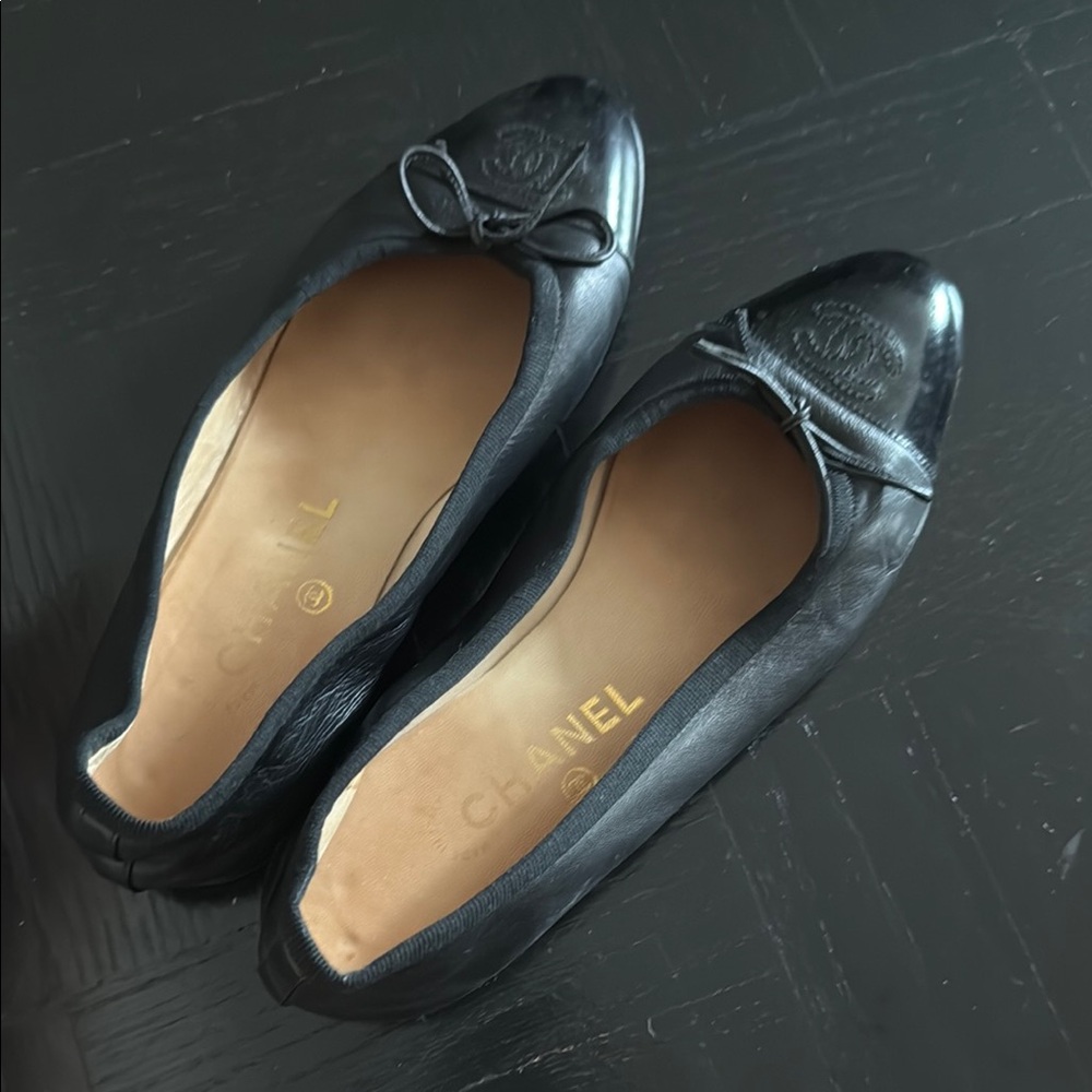 CHANEL gently worn Black Flats with Minimalist Design